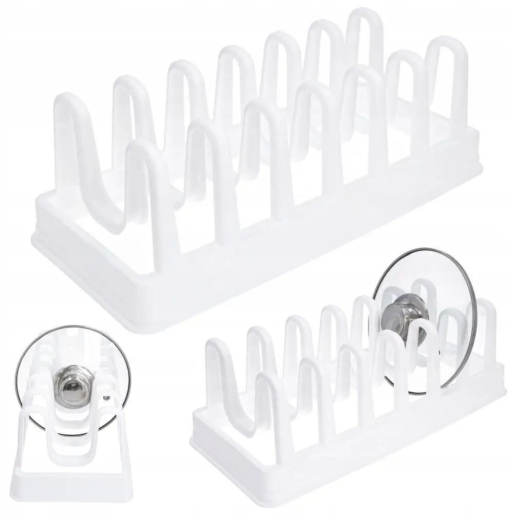 Stativ tørkestativ for tallerkener og lokk i hvit plast, skrå overflate med glasslokk plassert i en seksjon.