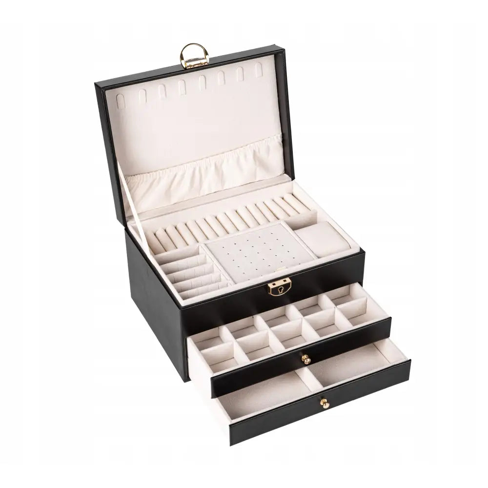 Elegant svart smykkeskrin i lær-look med åpent lokk, gullfargede detaljer og beige fór, sett skrått forfra.