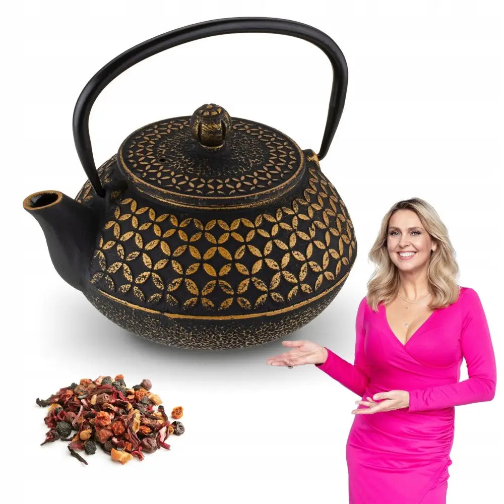 Elegant tekanne i støpejern med gullmønster, skrå forfra, vises sammen med løs te og kvinne i rosa kjole.