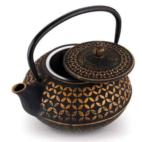 Elegant tekanne i støpejern, sort med gullmønster, åpent lokk som viser infuser og innside.