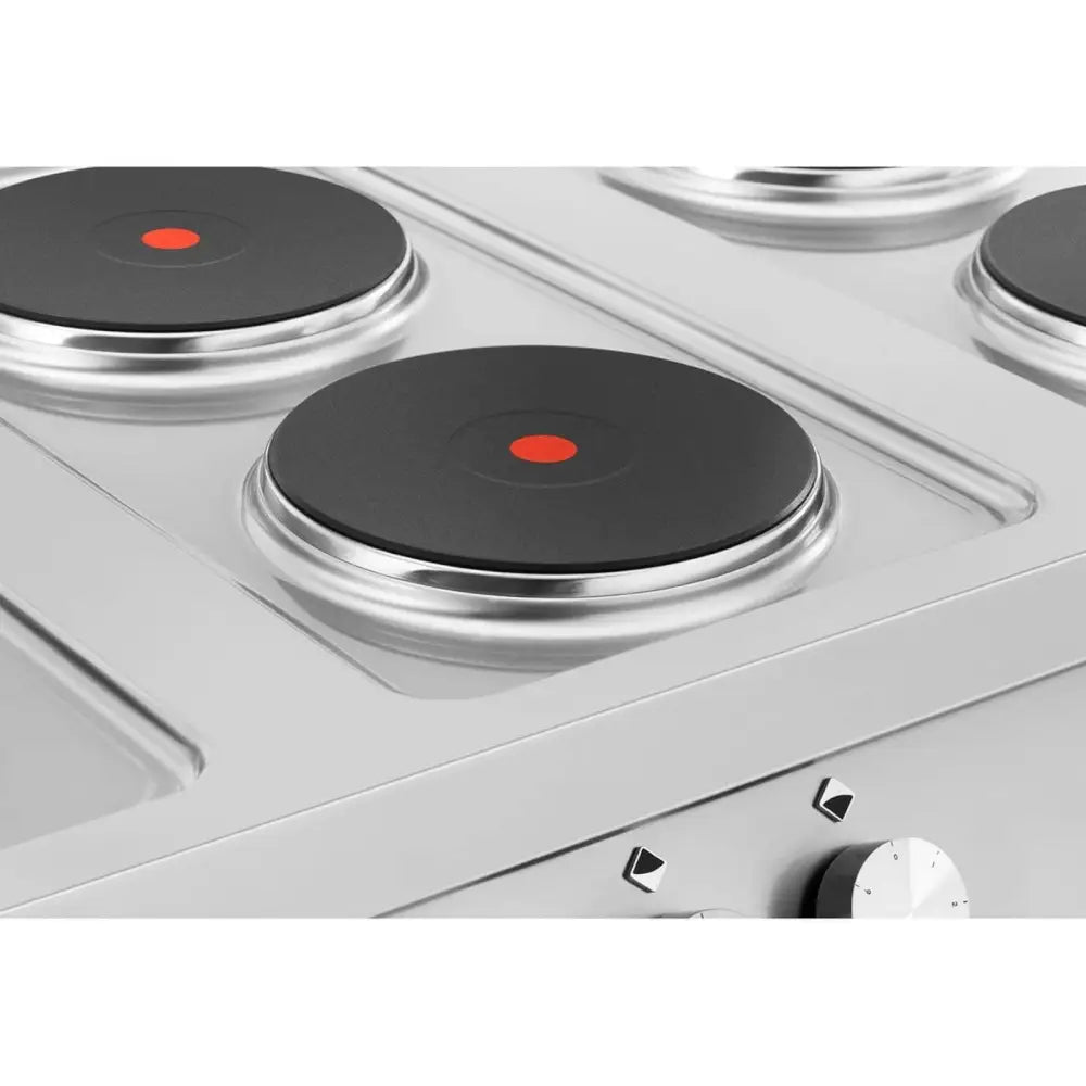 Elektrisk 6-brenners kjøkken, fire sorte kokeplater med rød prikk, knapper og rustfritt stålfront.