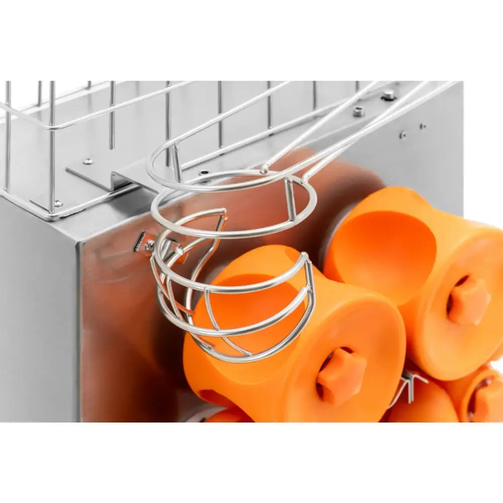 Elektrisk appelsinpress i rustfritt stål, nærbilde av oransje hjul og sidegitter i metall.