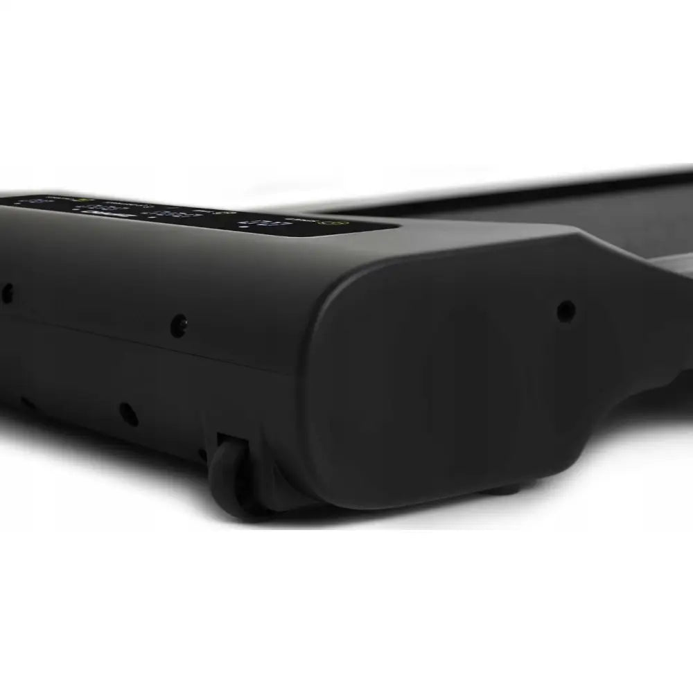 Tredemølle Zipro Lite, nærbilde av hjørne med hjul, synlige skruer og matt sort finish fra skrå vinkel.