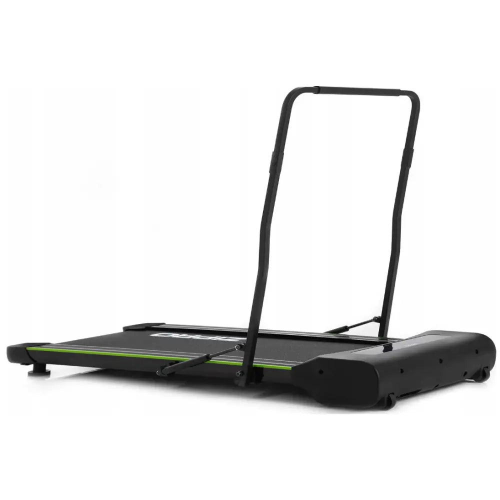 Tredemølle Zipro Lite med oppslått håndtak, sorte og grønne detaljer, sett fra skrå vinkel på lyst gulv.