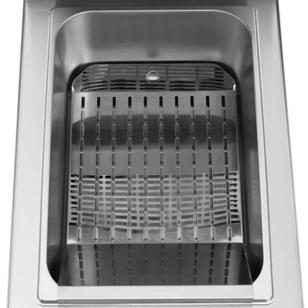 Elektrisk deep fryer, toppvisning av rustfri beholder med perforert rist og avrundede hjørner.