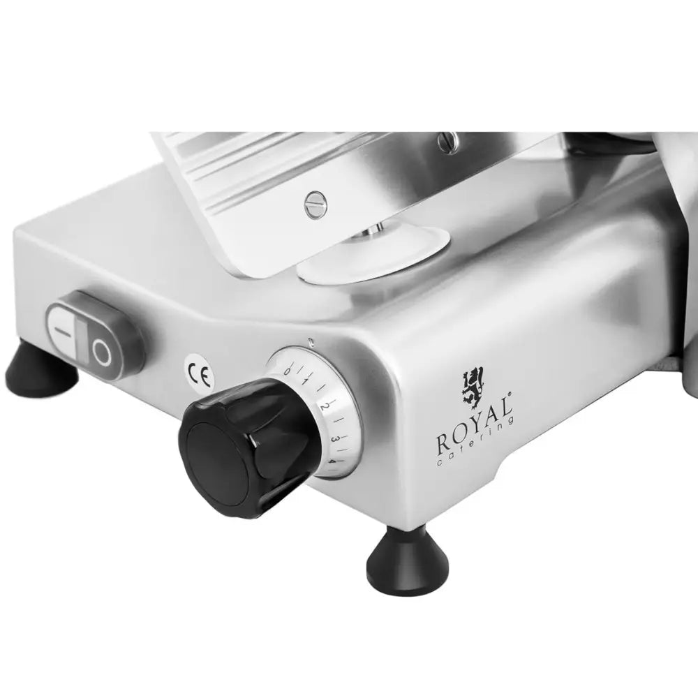 Elektrisk delikatesskiver, nærbilde av sort tykkelsesbryter, av/på-knapp og Royal Catering-logo på siden.