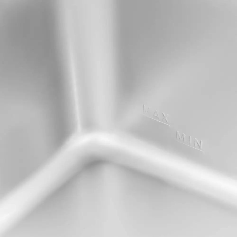 Elektrisk GN 1/1 varmeholder, detalj av innvendig hjørne med tydelig MAX- og MIN-nivåmerking.