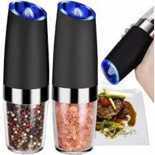 Elektrisk gravitasjonskvern, to svarte og sølv kverner med synlig innhold, én i bruk over matrett.