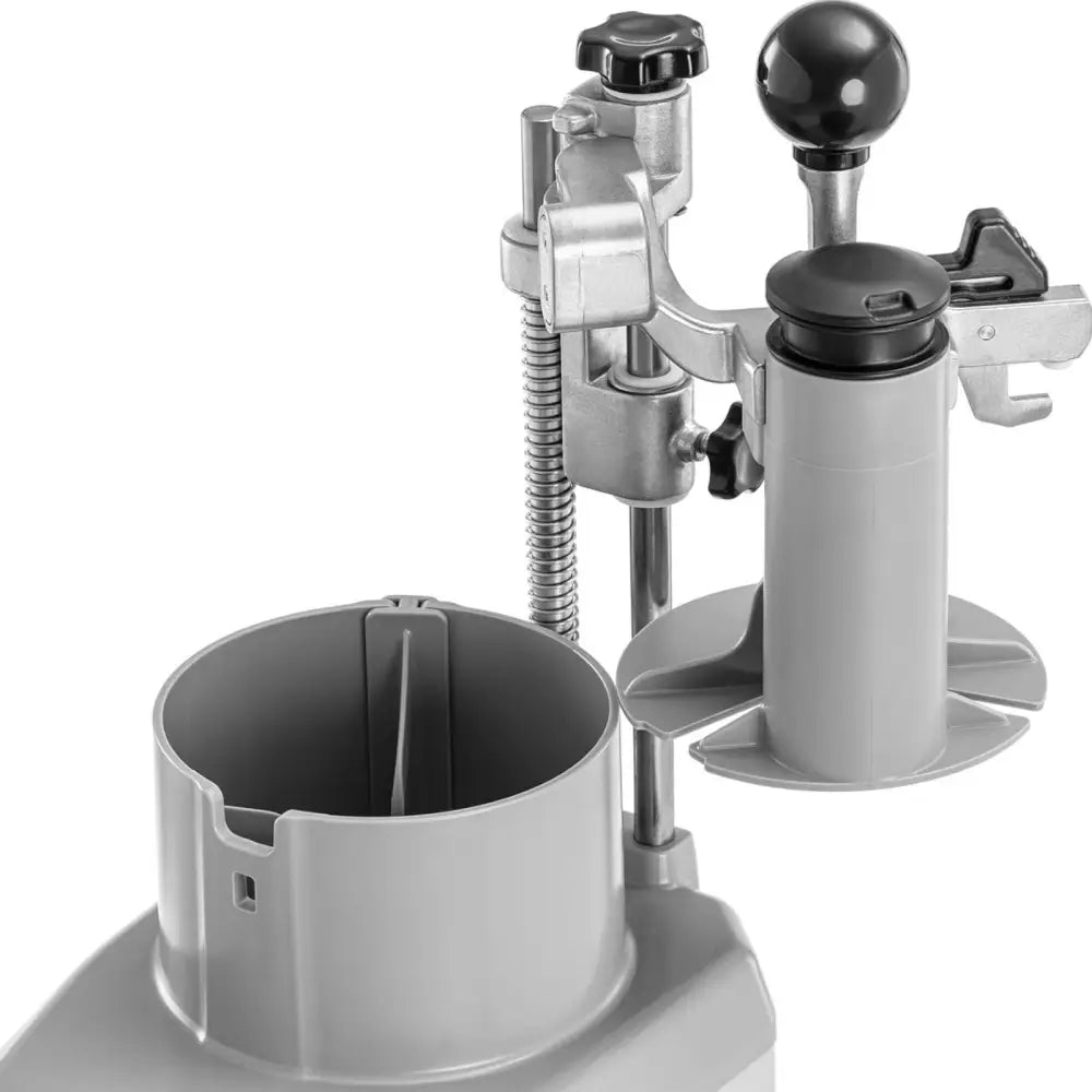 Elektrisk grønnsak- og fruktkutter, nærbilde av sylinderformet maskindel med sorte knotter i skrå vinkel.