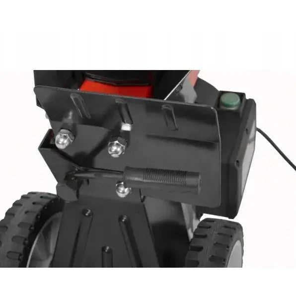 Elektrisk hydraulisk vedkløyver, nærbilde av sort metallplate med håndtak, bolter og grønn knapp mellom to hjul.