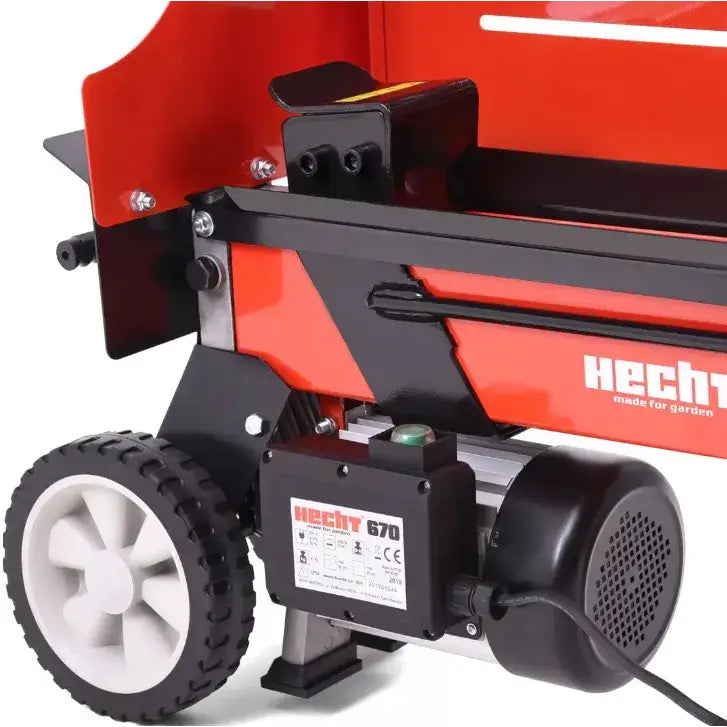 Elektrisk hydraulisk vedkløyver, nærbilde av motordeler, kontrollpanel og modelletikett på rød og svart maskin.