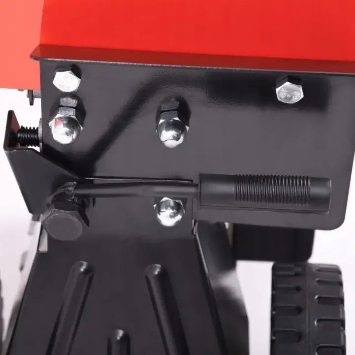 Elektrisk hydraulisk vedkløyver, detalj av sort metallkomponent med rillede håndtak og synlige hjul.