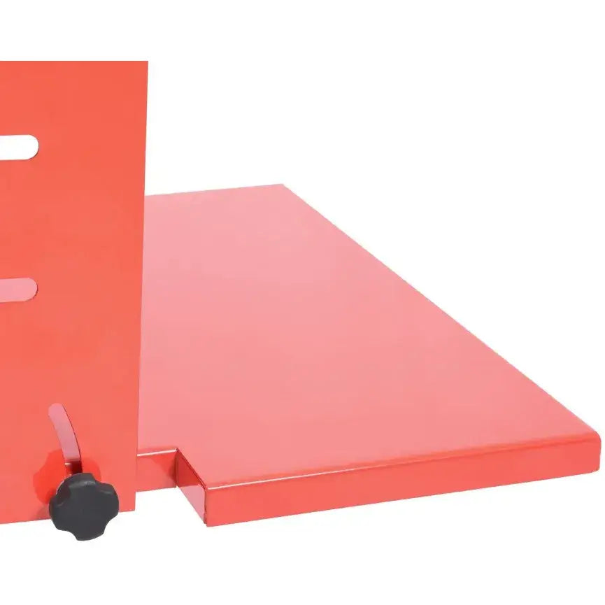 Elektrisk hydraulisk vedkløyver, nærbilde av rød metallplate med sort skruknapp og hjørneutskjæring.