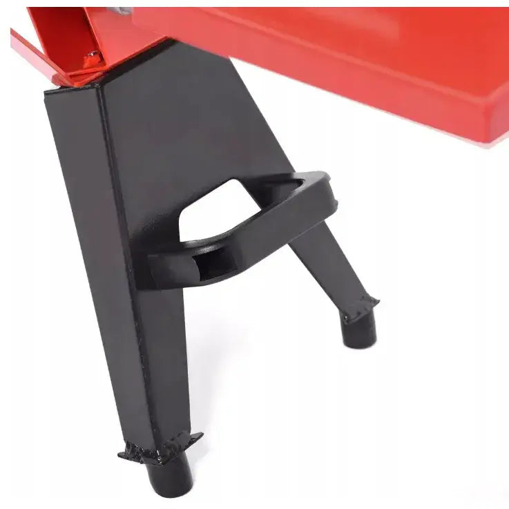 Elektrisk hydraulisk vedkløyver, detalj av sort metallben med stabilisator og fotstøtte, sett fra siden.