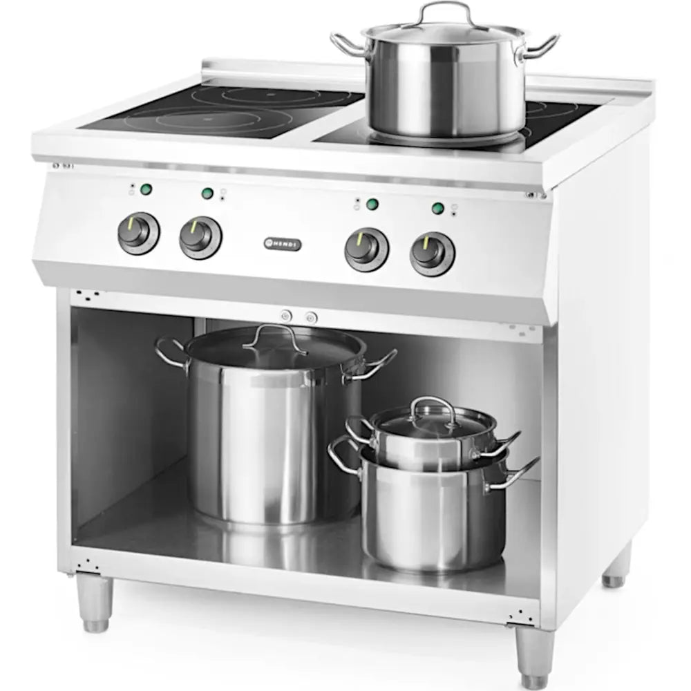 Elektrisk induksjonstopp med fire brennere, gryter i forskjellige størrelser plassert på platene og underhyllen.