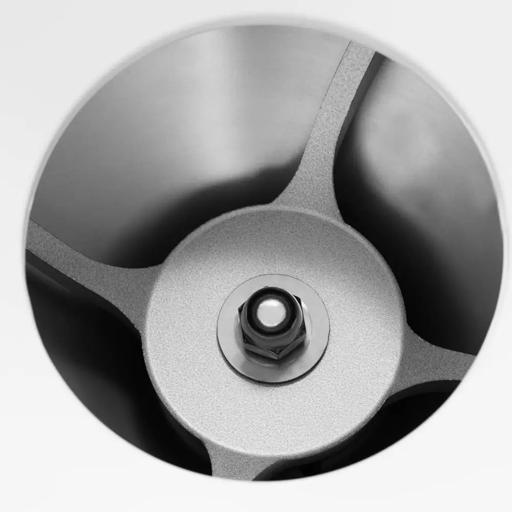 Elektrisk isknuser, detaljert oversiktsbilde av stålblader og sentral bolt i metallbeholder med industrielt preg.