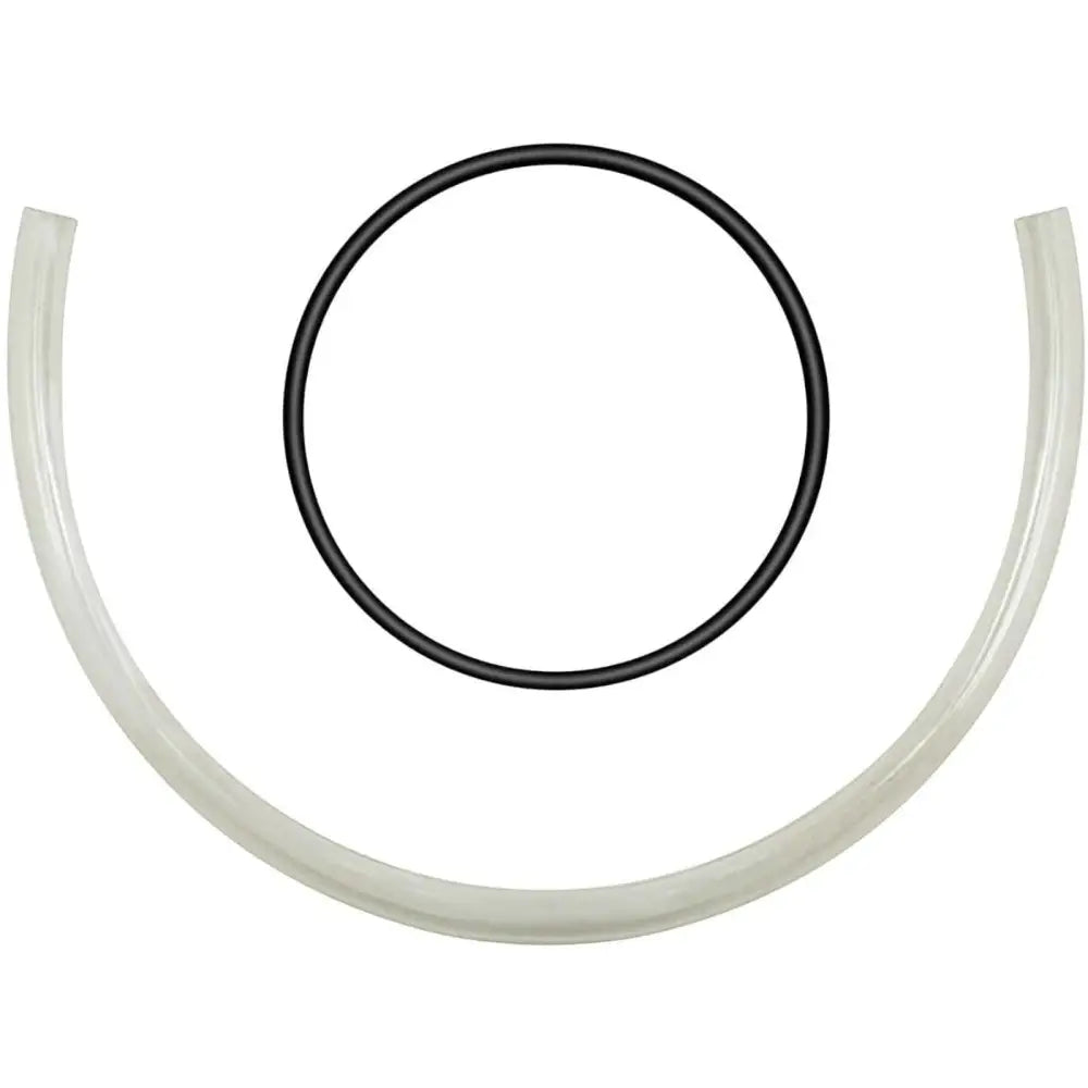 Elektrisk isknuser reservedeler, svart O-ring og halvsirkelformet gjennomsiktig plastslange vist ovenfra.