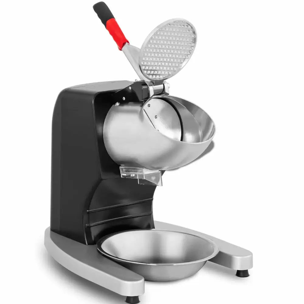 Elektrisk iskvern i sort og grått med rød håndtak, metallskål synlig under løftet lokk, skrå vinkel.