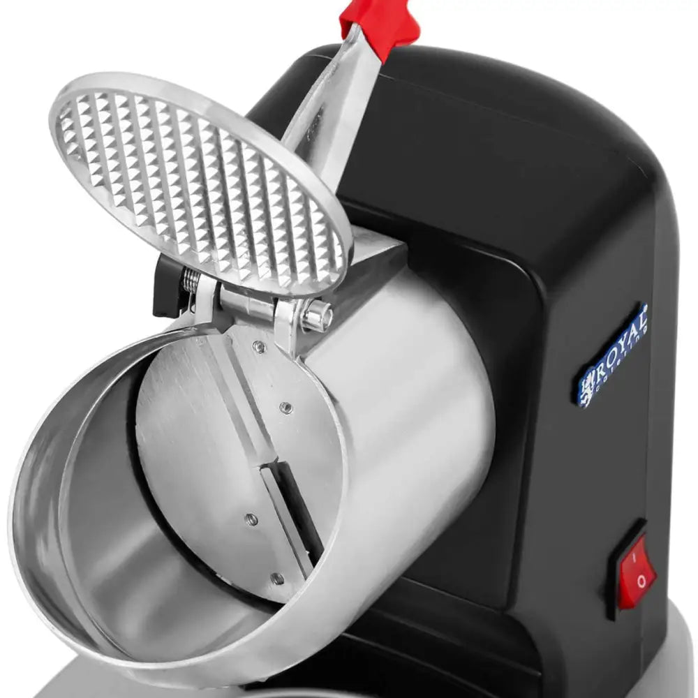 Elektrisk iskvern i sort og rustfritt stål, åpen beholder og rillet presslokk, rød bryter synlig.