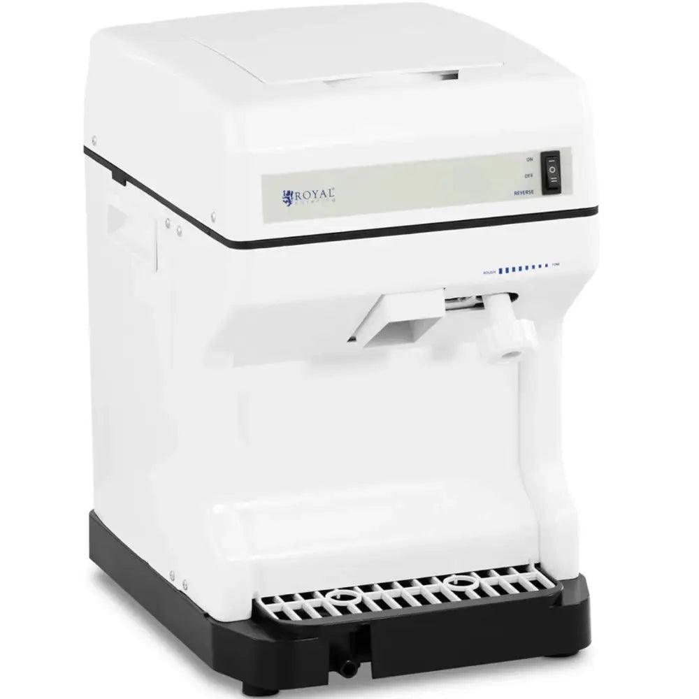 Elektrisk iskvern, hvit modell med svart bunn, sett skrått forfra, viser dryppbrett, spak og frontpanel.