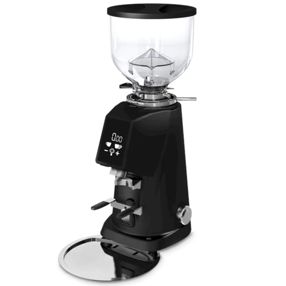 Elektrisk kaffekvern med berøringsskjerm, sidevisning med synlig bønnbeholder, digitalt display og sølv dryppbrett.