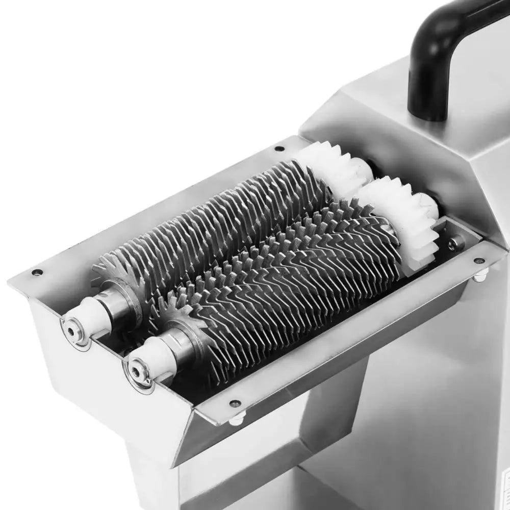 Elektrisk kjøttdeig maskin, nærbilde av innmatingsdel med to taggete metallvalser og hvite plastgir.