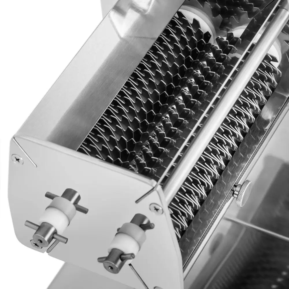 Elektrisk kjøttkvern for mørning, nærbilde av sylindriske ruller med tannet overflate i rustfritt stål.