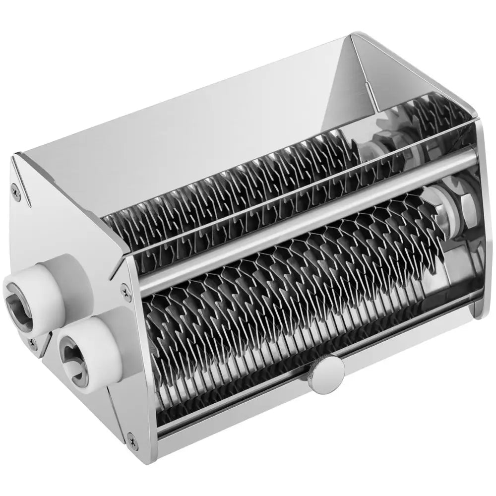 Elektrisk kjøttkvern Steaker, skråvisning med roterende valser, taggete kniver og hvite plasthjul på rustfri overflate.