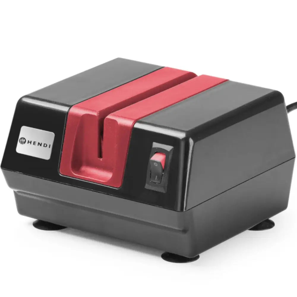 Elektrisk knivsliper i svart og rød plast, skrå forsidevisning med synlig bryter og sklisikre føtter.