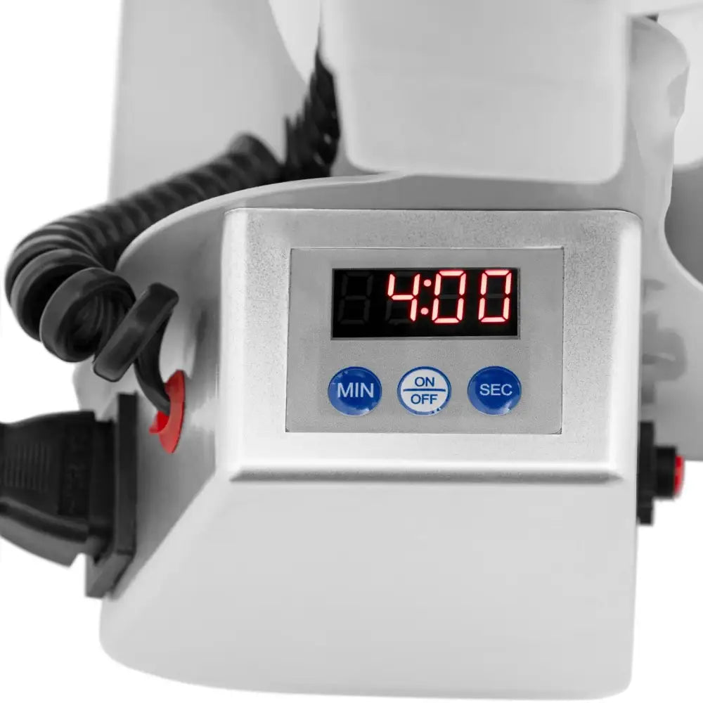 Elektrisk krydder- og nøttekvern, nærbilde av digitalt sølvfarget panel med LED-skjerm og blå kontrollknapper.