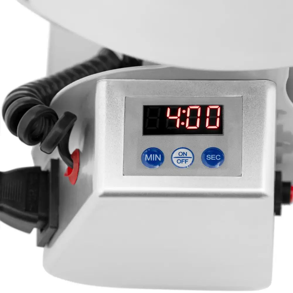 Elektrisk krydderurter og nøtter kvern, nærbilde av sølvfarget digitalt panel med rød LED og tre blå knapper.