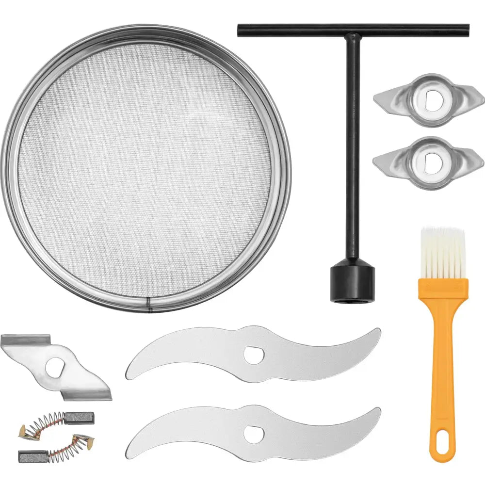 Elektrisk krydderurter og nøtter kvern, oversiktsbilde av tilbehør med rund sil, blader, børste og verktøy.