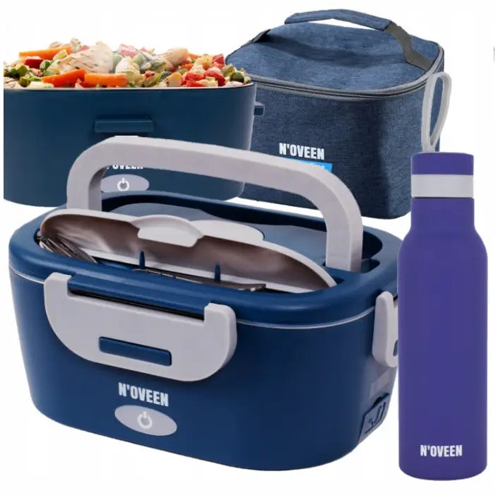 Elektrisk lunchboks og termoflaske i mørkeblå plast med bestikk og isolert bæreveske, sett skrått.