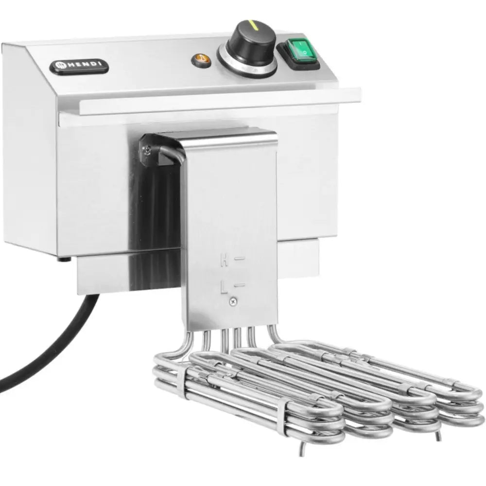 Elektrisk nivåstyrt fritøse med avløpshane, skrått bilde av varmeelement og kontrollpanel med brytere.