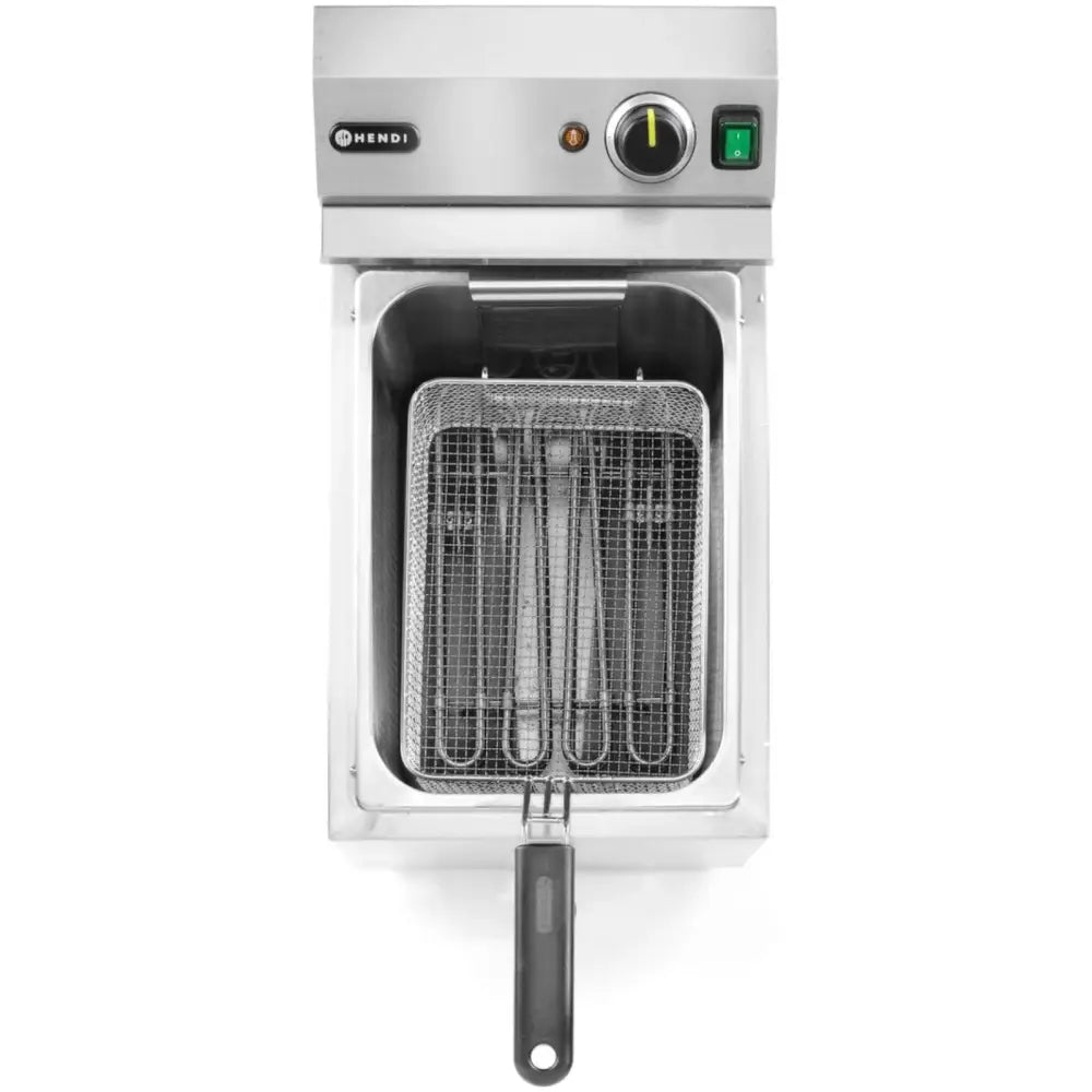 Elektrisk nivåstyrt frityrkoker i rustfritt stål, sett ovenfra med metallkurv og synlig kontrollpanel.