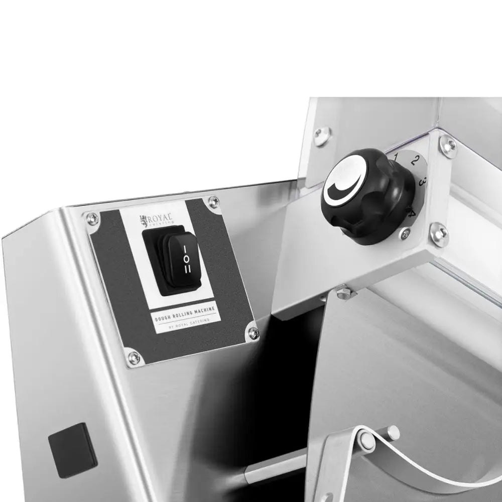 Elektrisk pizzadeig-kjevle i børstet stål, nærbilde av kontrollpanel med sort dreieknapp og på/av-bryter.