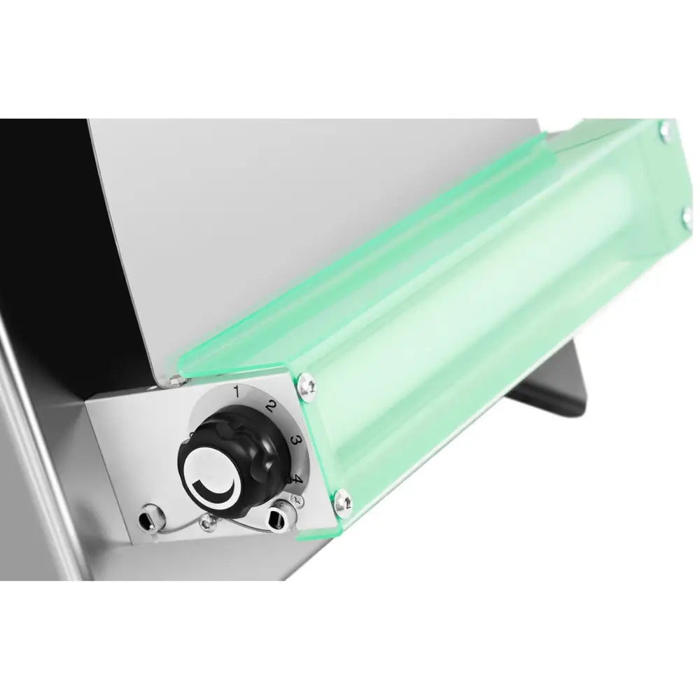 Kontrollpanel på elektrisk pizzadeigkjevemaskin, sort justeringsbryter med tall og grønt beskyttelsesdeksel.