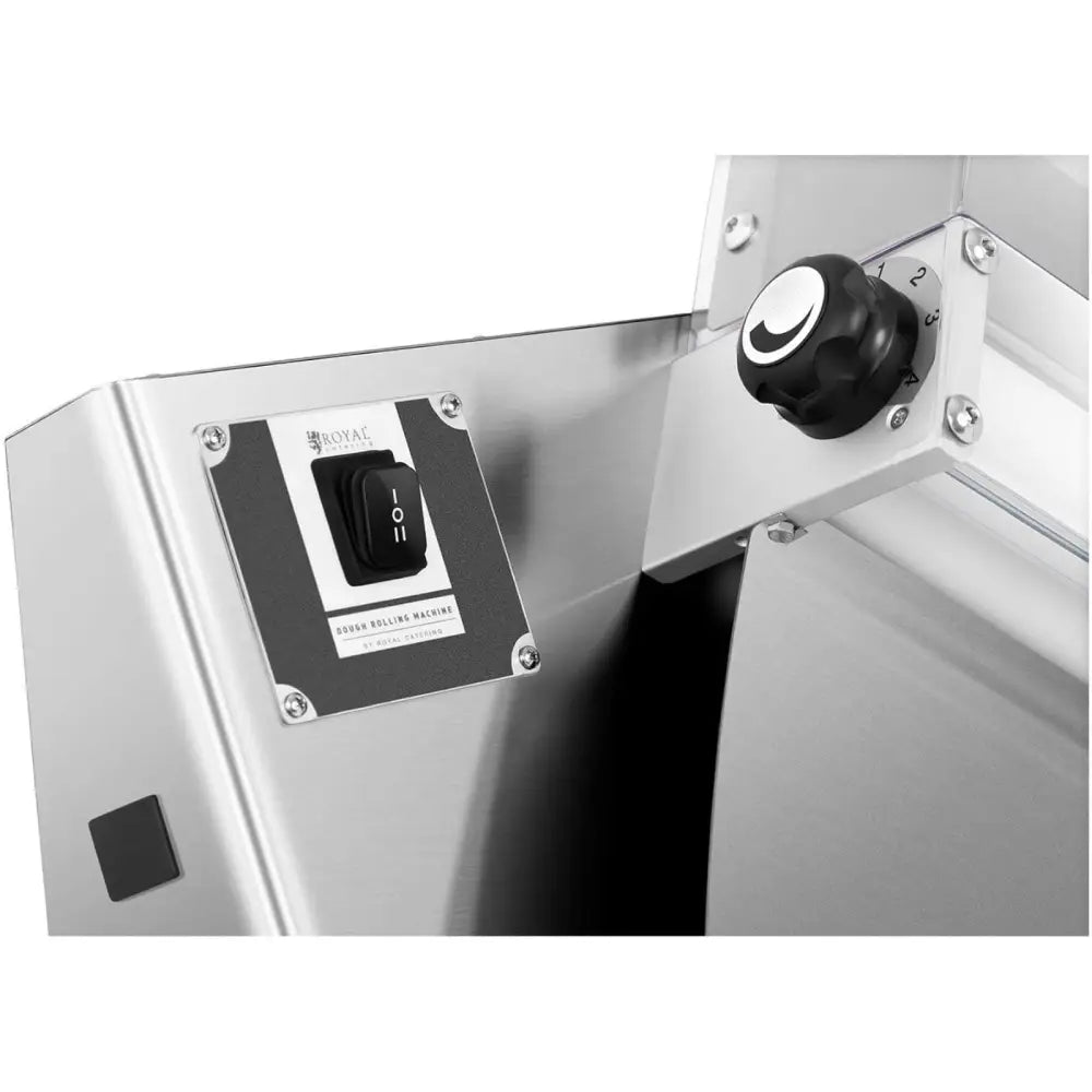 Elektrisk pizzadeigkjevemaskin, nærbilde av justerbar sort dreieknapp og tydelig tallskala på stålpanel.