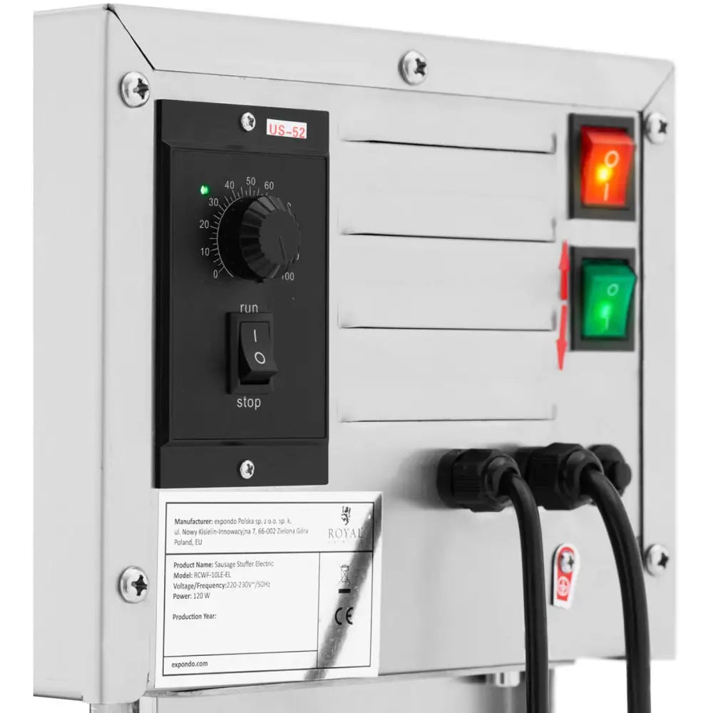 Elektrisk pølsefyller, nærbilde av kontrollpanel med strømbrytere, tidsur og tilkoblede kabler nederst.