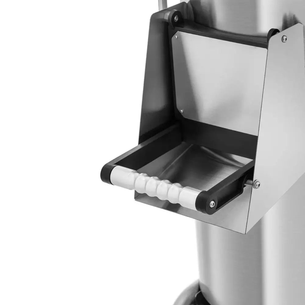 Elektrisk potetskreller, nærbilde av ribbet håndtak og trau i børstet metall med synlige festeskruer.