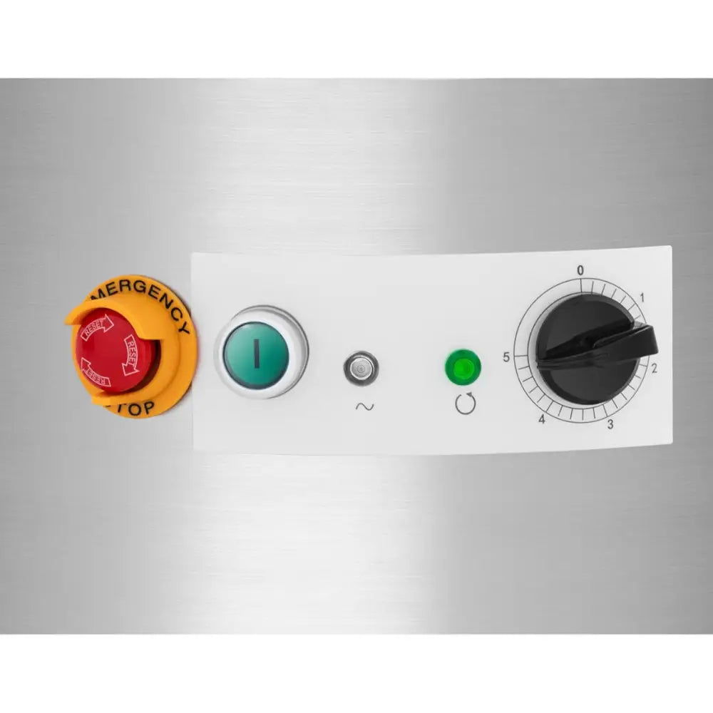 Kontrollpanel til elektrisk potetskreller, viser rød nødstoppsknapp, grønn startknapp og dreiehjul med tall.