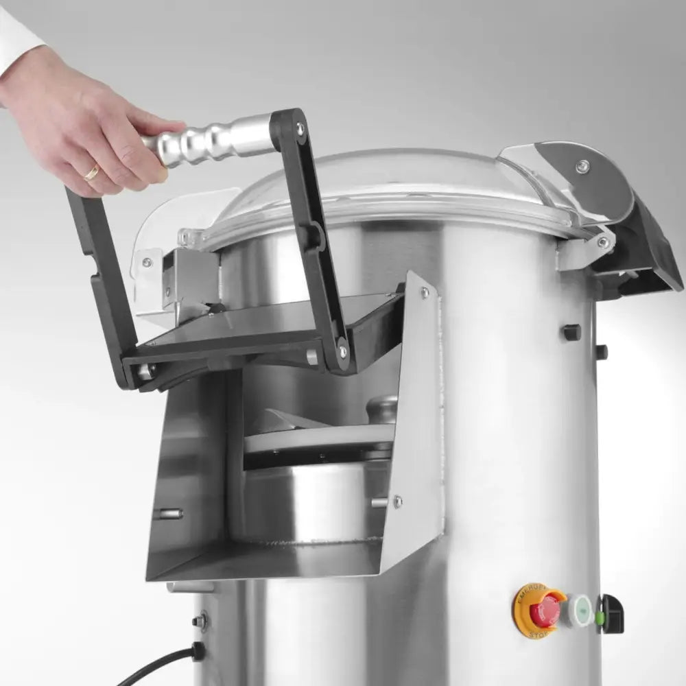 Elektrisk potetskreller Kitchen Line, sidevisning med hånd som løfter lokket og synlige betjeningsknapper.