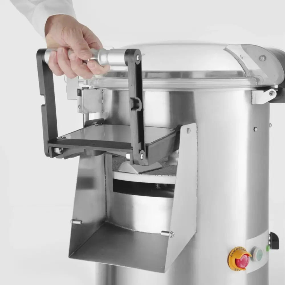Elektrisk potetskreller Kitchen Line med åpen luke, synlig nødstoppsknapp og rustfritt ståldesign.