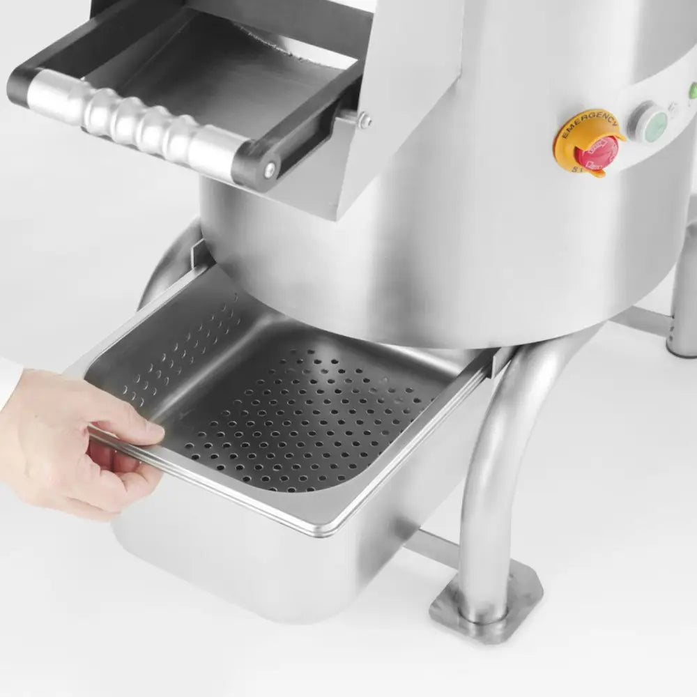 Elektrisk potetskreller Kitchen Line, nærbilde av uttrekkbar perforert beholder og synlig nødstoppknapp.