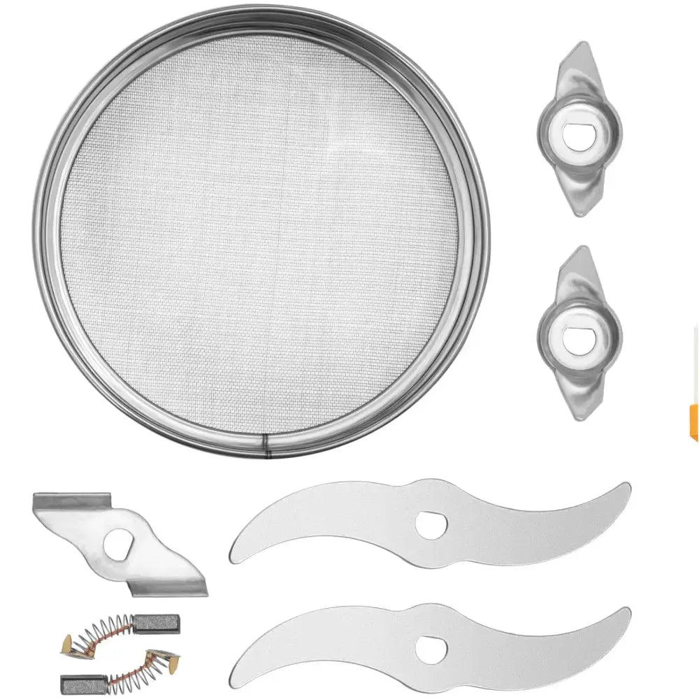 Sølvrunde sil til elektrisk krydder- og kaffekvern, vist med reservedeler og knivblader ovenfra.