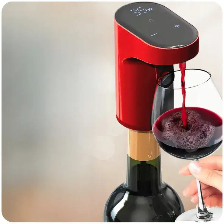 Elektrisk vin-dispenser Redsack, sidevisning i bruk med rødvin tappet i glass fra digital pumpe.