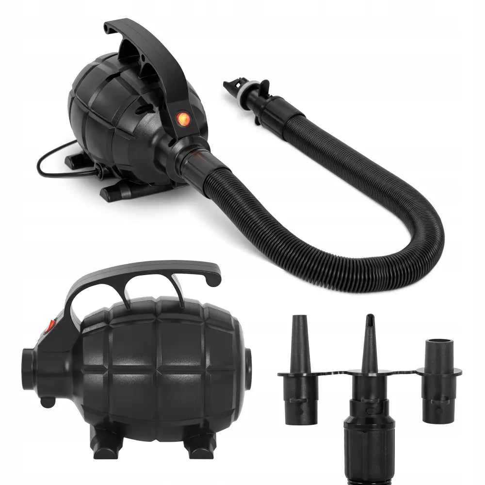 Elektrisk pumpe til luftmadrass og båt, sidevisning med riflet slange, bærehåndtak og tre munnstykker.