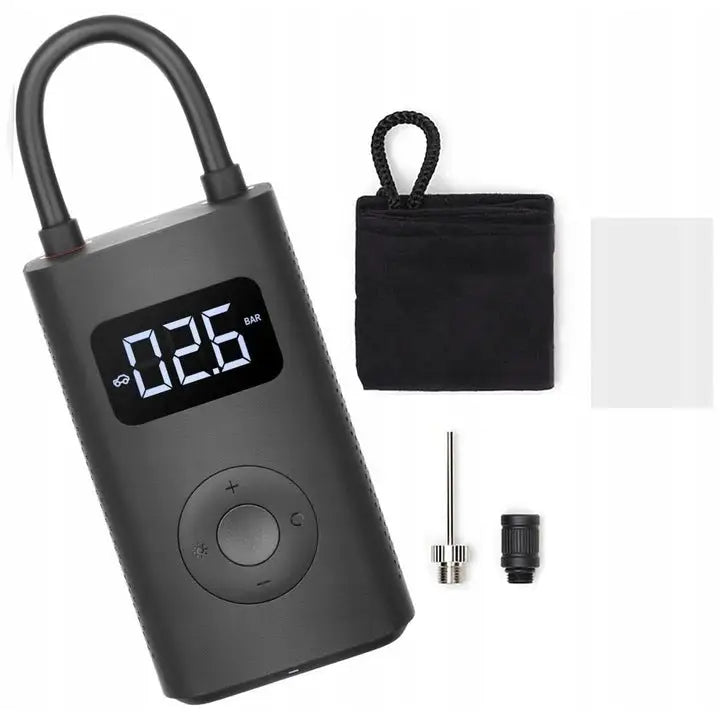 Elektrisk pumpe fra Xiaomi, skråvisning med digitalt display, nåleventil, adapter og oppbevaringspose.