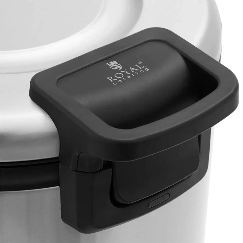 Elektrisk risvarmer, nærbilde av sort plastlokk med håndtak og logo på sølvfarget stålbeholder.