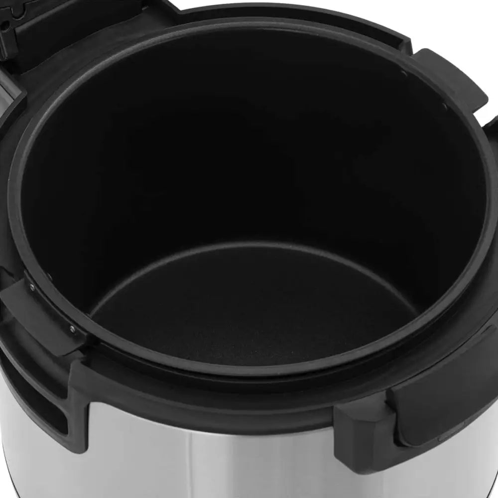 Elektrisk risvarmer, åpen svart non-stick innerkjele sett ovenfra med sølv og svarte detaljer.